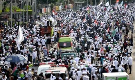  Massa Front Pembela Islam (FPI) membubarkan diri usai aksi unjuk rasa di depan Polda Metro Jaya, Sudirman, Jakarta, Senin (23/1). 