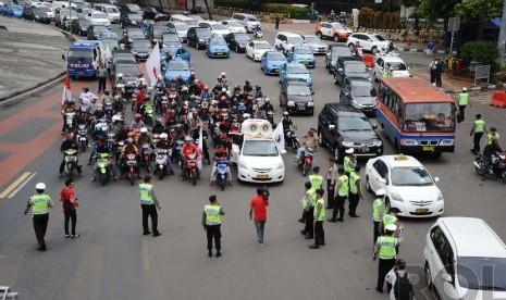  Massa Front Transportasi Jakarta menggelar aksi menolak perda pembatasan sepeda motor di kawasan Bundaran HI, Jakarta, Senin (22/12). (Republika/Tahta Aidilla)