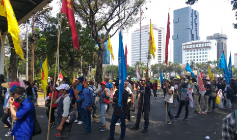 Massa gabungan mahasiswa, kelompok pemuda, dan petani menggelar aksi di kawasan patung kuda, Jakarta Pusat, Senin (30/9). 