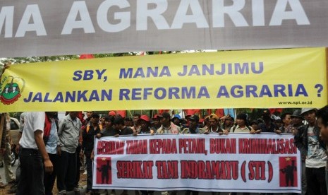 Massa gabungan organisasi dan serikat petani dari berbagai daerah di Indonesia berunjuk rasa memperingati Hari Tani Nasional di depan kantor Badan Pertanahan Nasional, Jakarta, Senin (24/9)