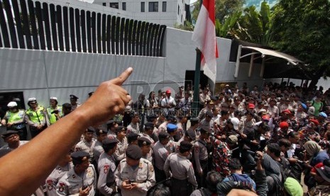 Massa gabungan sejumlah ormas berunjuk rasa di depan Kedubes Australia, Kuningan, Jakarta Selatan, Kamis (21/11).  (Republika/Adhi Wicaksono)