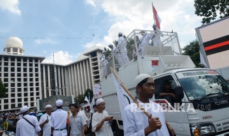 Massa Gerakan Nasional Pengawal Fatwa (GNPF) Majelis Ulama Indonesia (MUI) bersiap melakukan aksi seusai shalat jumat di Masjid Istiqlal (ilustrasi)