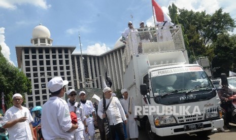 Massa Gerakan Nasional Pengawal Fatwa (GNPF) Majelis Ulama Indonesia (MUI) bersiap melakukan aksi seusai sholat jumat di Masjid Istiqlal, Jumat (28/4).