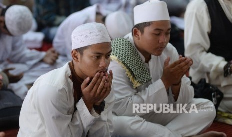 Massa Gerakan Nasional Pengawal Fatwa tengah berdoa (Ilustrasi)