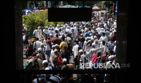 Massa Gerakan Nasional Pengawal Fatwa (GNPF) Majelis Ulama Indonesia (MUI) melakukan aksi pada Jumat (28/4).