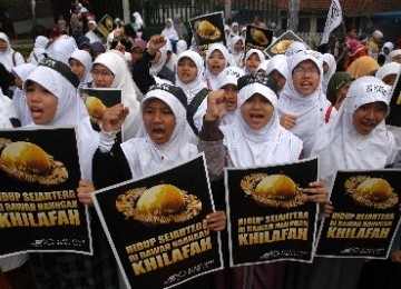 Massa Hizbut Tahrir Indonesia (HTI) melakukan aksi simpatik tentang khilafah.