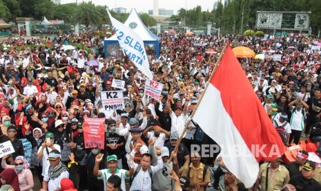 Massa honorer K2 se-Indonesia berunjuk rasa di depan Istana Merdeka, Jakarta.