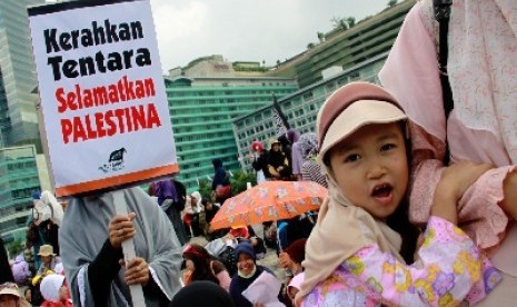 Massa HTI melakukan aksi demonstrasi solidaritas untuk Palestina di Bundaran HI, Jakarta, Ahad (20/7). 