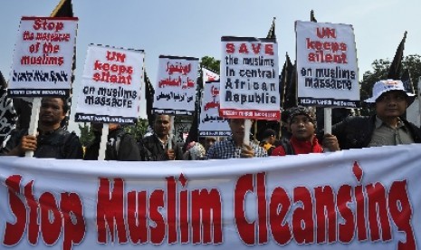 Massa HTI melakukan aksi dengan membawa poster di depan Istana Negara Jakarta, Jumat (28/2).