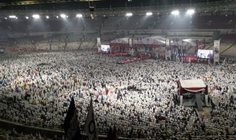 Massa kampanye akbar Prabowo Sandi melaksanakan sholat tahajud dan Subuh berjamaah di Gelora Bung Karno, Jakarta, Ahad (7/4). Massa sudah menyemut sejak pukul 03.00 WIB.