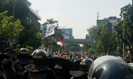 massa kembali berdatangan ke Gedung Bawaslu RI, Jakarta, Rabu (22/5). 