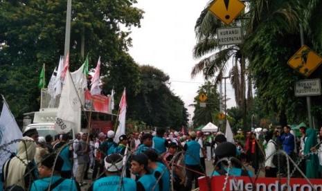 Massa kontra terdakwa penistaan agama Basuki Tjahaja Purnama (Ahok) berkumpul dan dan berorasi pukul 08.45 WIB di Jalan Harsono depan Kementerian Pertania, Jakarta Selatan. Sidang tuntutan Ahok akhirnya ditunda.