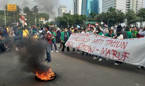 Massa mahasiswa berorasi menolak UU Omnibus Law Cipta Kerja sembari membakar ban di sekitar Patung Kuda, Gambir, Jakarta Pusat, Rabu (28/10). 