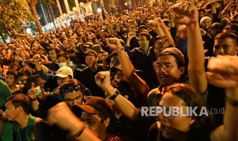 Massa mahasiswa berunjuk rasa di depan kompleks Parlemen, Jakarta, Senin (23/9/2019) malam.