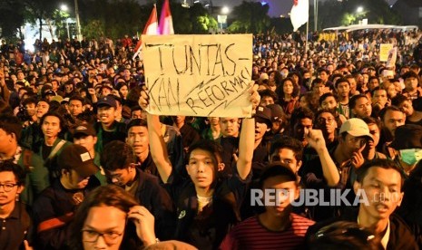 Massa mahasiswa berunjuk rasa di depan kompleks Parlemen, Jakarta, Senin (23/9/2019) malam.