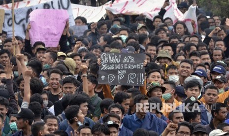 Massa mahasiswa Lampung berunjuk rasa di depan kantor DPRD Provinsi Lampung, Selasa (24/9/2019). 