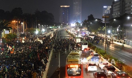 Massa mahasiswa memblokade Tol Dalam Kota saat berunjuk rasa menolak UU KPK dan pengesahan RUU KUHP di depan kompleks Parlemen di Jakarta, Senin (23/9/2019) malam.