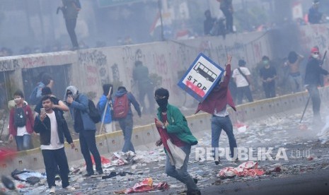 Massa mahasiswa terlibat kericuhan saat berunjuk rasa di depan kompleks Parlemen di Jakarta, Selasa (24/9/2019).