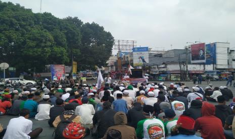 Massa melakukan aksi di sekitar Taman Kota Tasikmalaya, Rabu (5/8). 