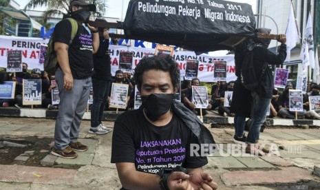 Massa melakukan aksi memperingati Hari Buruh Migran Internasional, di depan Kementerian Ketenagakerjaan, Jalan Gatot Subroto, Jakarta, Rabu (18/12/2019).