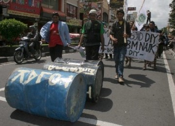 Massa melakukan aksi unjuk rasa menentang kenaikan Bahan Bakar Minyak (BBM) di Yogyakarta. 