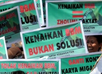 Massa melakukan aksi unjukrasa menentang rencana pemerintah menaikkan harga bahan bakar minyak (BBM) bersubsidi. (ilustrasi)