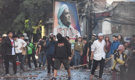 Massa melakukan penyerangan terhadap polisi saat terjadi kerusuhan di Jalan Brigjen Katamso, Slipi, Jakarta, Rabu (22/5/2019). 