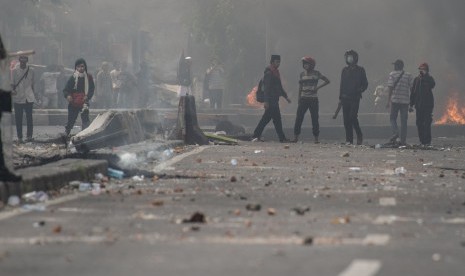 Massa melakukan perlawanan ke arah petugas kepolisian, di Jalan KS Tubun, Jakarta, Rabu (22/5/2019).