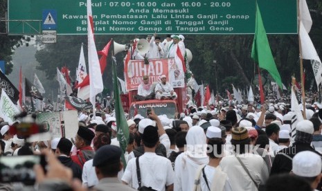 Massa melakukan unjuk rasa di depan Istana Merdeka di Jakarta, Jumat (4/11).