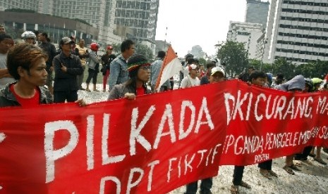 Massa melakukan unjuk rasa memprotes dan mendesak KPUD DKI Jakarta untuk menunda pelaksanaan Pilkada DKI karena adanya dugaan pemilih fiktif.