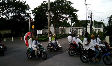 Massa melintas di depan gerbang rumah Ahok.