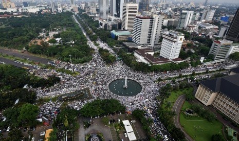 Ratusan Ribu massa memadati kawasan bundaran air mancur saat aksi 4 November di Jakarta. 