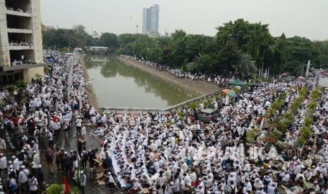 Massa memadati kawasan Masjid Istiqlal untuk melaksanakan sholat jumat jelang pelaksanaan aksi 4 November di Jakarta, Jumat (4/11).(Republika/Yasin Habibi)