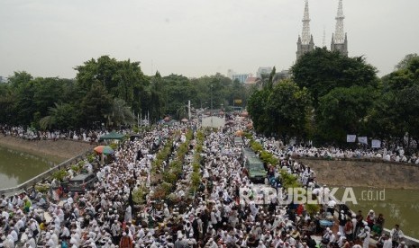 Massa memadati kawasan Masjid Istiqlal untuk melaksanakan sholat jumat jelang pelaksanaan aksi 4 November di Jakarta, Jumat (4/11)