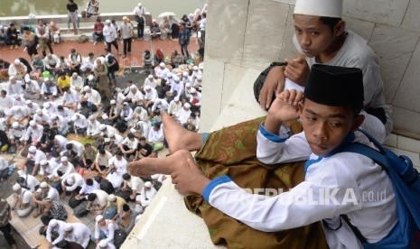 Massa memadati kawasan Masjid Istiqlal untuk melaksanakan sholat jumat jelang pelaksanaan aksi 4 November di Jakarta, Jumat (4/11).