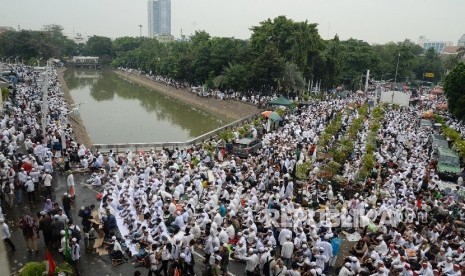 Massa memadati kawasan Masjid Istiqlal untuk melaksanakan sholat jumat jelang pelaksanaan aksi 4 November di Jakarta, Jumat (4/11)