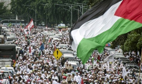 Massa memadati kawasan Monumen Nasional (Monas) saat Aksi Bela Palestina di Jakarta, Ahad (17/12).