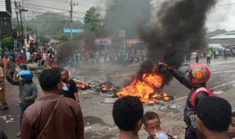 Massa membakar ban saat kerusuhan di pintu masuk Jl. Trikora Wosi Manokwari, Senin (19/8/2019). Aksi ini merupakan buntut dari kemarahan mereka atas peristiwa yang dialami mahasiswa asal Papua di Surabaya, Malang, dan Semarang. 