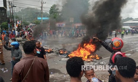 Massa membakar ban saat kerusuhan di pintu masuk Jl. Trikora Wosi Manokwari, Senin (19/8).