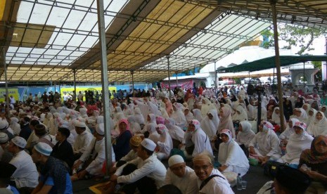 Massa memenuhi tenda yang disediakan di pelataran dan jalan di depan masjid Agung Medan. Sekitar seribuan massa dari berbagai daerah di Sumut ini menghadiri aksi Bela Islam Jilid III yang dipusatkan di masjid Agung Medan.