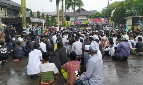 Massa mendatangi Polres Ciamis, Ahad (13/12). Kedatangan mereka untuk menyerahkan diri kepada aparat kepolisian untuk menggantikan HRS yang ditetapkan sebagai tersangka dan ditahan polisi. 