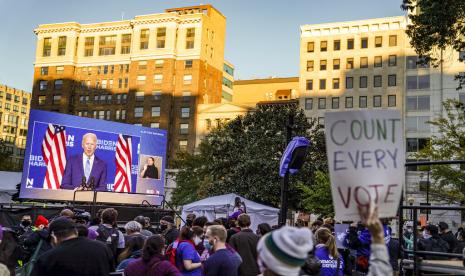 Massa mendengarkan pidato dari kandidat Presiden AS dari Partai Demokrat Joe Biden saat menggelar rally satu hari setelah pemungutan suara, Rabu (4/11) waktu AS, di Washington. Joe Biden sementara ini unggul dalam electoral college dari Donald Trump. 