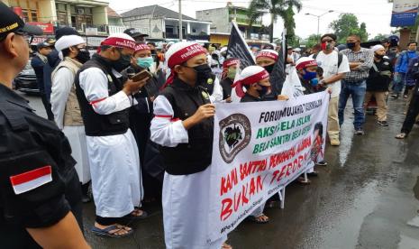 Massa menggelar aksi di depan Polresta Tasikmalaya, Kamis (2/7). Massa itu menuntut pernyataan Denny Siregar yang dianggap menghina para santri. 