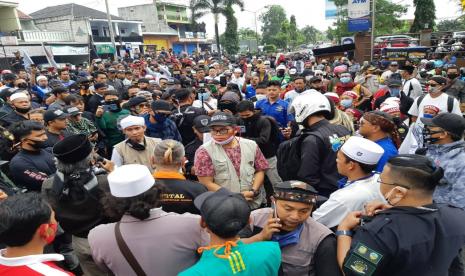 Massa menggelar aksi di depan Polresta Tasikmalaya, Kamis (2/7). Massa itu menuntut pernyataan Denny Siregar yang dianggap menghina para santri. 