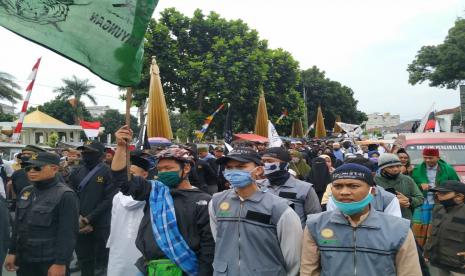 Massa menggelar aksi di Taman Kota Tasikmalaya dan melakukan konvoi ke Polresta Tasikmalaya. Aksi itu dilakukan agar polisi cepat menuntaskan kasus Denny Siregar yang dinilai telah menghina santri dan pesantren di Tasikmalaya.