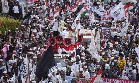 Massa menggelar aksi solidaritas untuk Rohingya di Jakarta, Rabu (6/9).