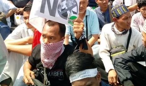 Massa menggelar demonstrasi di depan Kedubes AS di Jakarta, Jumat (8/12), menolak keputusan Donald Trump yang mengakui Yerusalem milik Israel. 