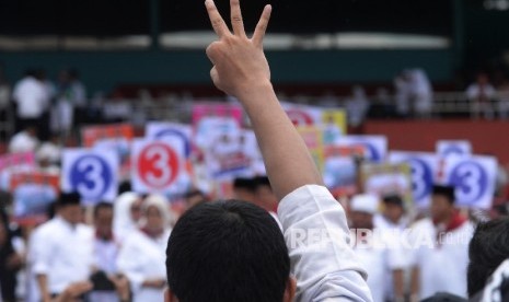  Massa menghadiri kampanye Anies-Sandi, Jakarta, Ahad (29/1). 