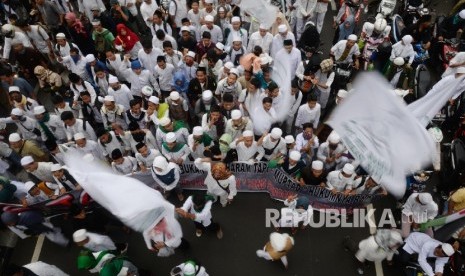 Massa Ormas Islam melakukan longmarch menuju Bareskrim dan kemudian di Balai Kota DKI Jakarta, Jakarta, Jumat (14/10). Dalam aksinya mereka meminta pihak kepolisian untuk memproses Gubernur DKI Jakarta Basuki Thajaja Purnama atau Ahok terkait penistaan aga