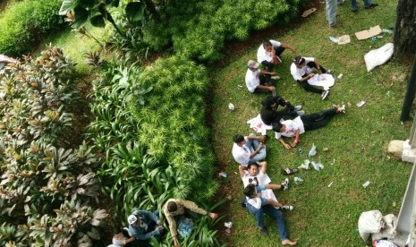 Massa Parade Bhineka Tunggal Ika yang menggelar aksi damai mengangkat tema kebinekaan, menginjak rumput dan taman di sekitar kawasan Bundaran BI Patung Kuda, Sabtu (19/11). 